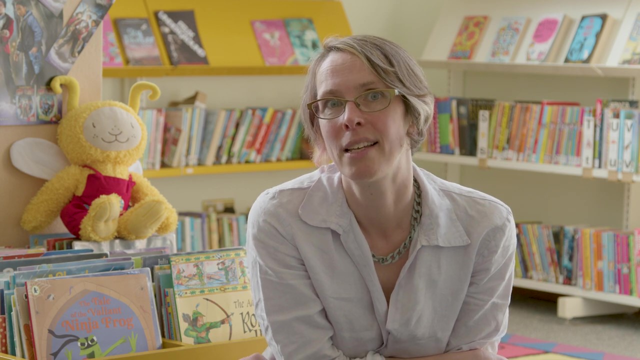 Drawing using songs and rhymes in a Bookbug Session with Catherine